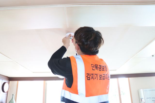 안산소방서가 노후된 아파트에 단독경보형감지기를 설치해 화재 발생 시 인명 및 재산 피해를 최소화하기 위해 노력하기로 했다. 소방서 제공