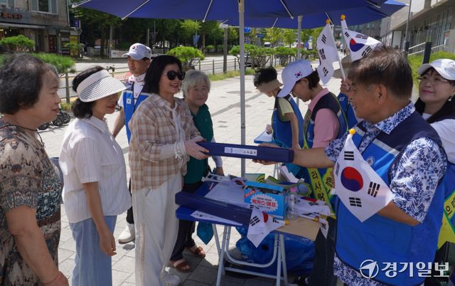 제81주년 광복절을 나흘 앞둔 11일 오전 용인특례시 처인구 더와이스퀘어 앞에서 열린 ‘광복절 맞이 태극기 나눔 행사’에서 민족통일용인시협의회와 용인시재향군인회 관계자들이 시민들에게 태극기를 나눠주고 있다. 이번 행사는 처인구, 수지구, 기흥구에서 일제히 진행됐다. 홍기웅기자