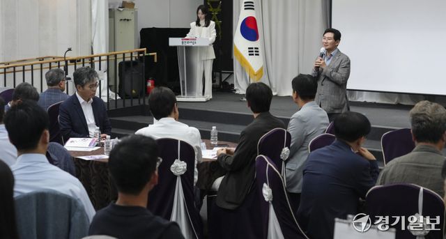 11일 오후 용인특례시청 컨벤션홀에서 열린 '2026 용인 반도체 기업네트워크&amp;투자설명회'에서 이상일 용인특례시장이 인사말을 하고 있다. 홍기웅기자