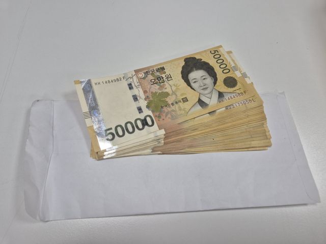 동두천시 생연2동의 한 기초생활수급자가 더 어려운 이웃을 위해 익명으로 기부한 현금 150만원의 모습. 생연2동 행정복지센터 제공