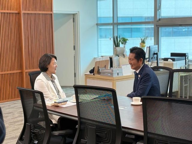 정청래 전 더불어민주당 대표가 지난달 6일 경기도청에서 추미애 경기도지사와 차담을 나누고 있다. 정청래 전 대표 페이스북 갈무리