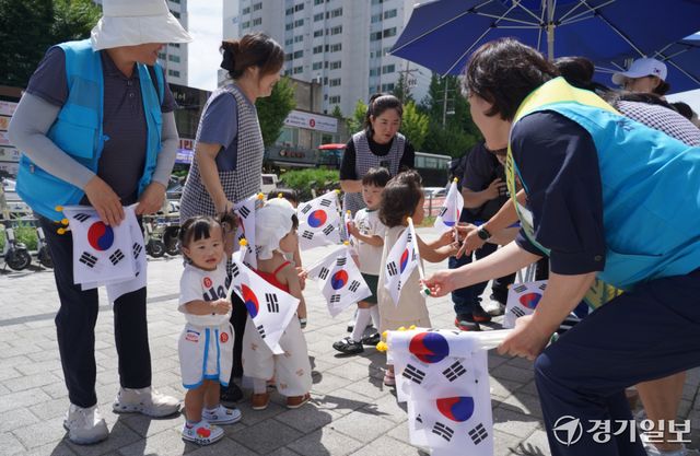 제81주년 광복절을 나흘 앞둔 11일 오전 용인특례시 처인구 더와이스퀘어 앞에서 열린 ‘광복절 맞이 태극기 나눔 행사’에서 민족통일용인시협의회와 용인시재향군인회 관계자들이 시민들에게 태극기를 나눠주고 있다. 이번 행사는 처인구, 수지구, 기흥구에서 일제히 진행됐다. 홍기웅기자