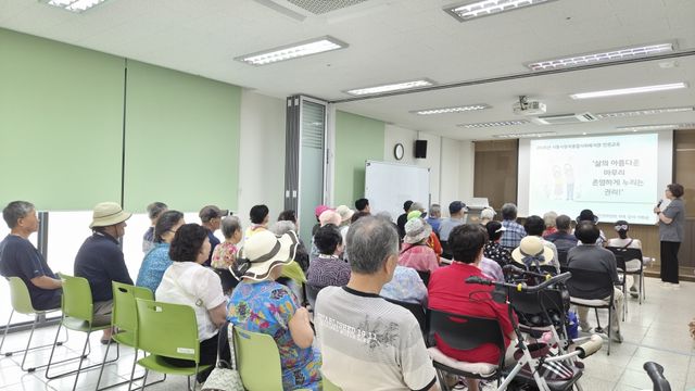 10일 장곡종합사회복지관 세미나실에서 지역주민을 대상으로 웰다잉 인권교육을 진행하고 있다. 시흥시 제공