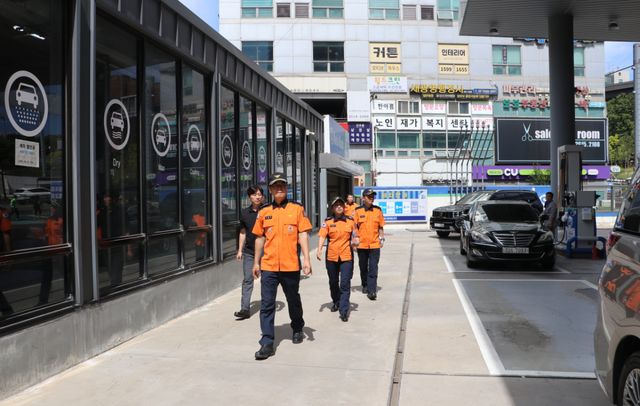 유해공 광명소방서장과 소방 관계자들이 11일 철산동 소재 셀프주유소를 방문해 여름철 화재·폭발 사고 예방을 위한 현장 안전지도를 실시하고 있다. 광명소방서 제공