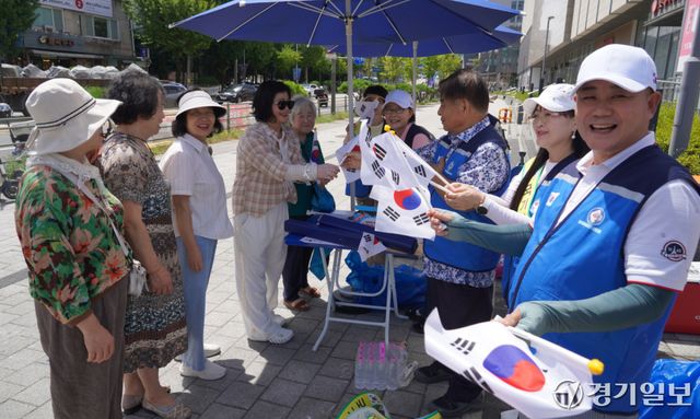 제81주년 광복절을 나흘 앞둔 11일 오전 용인특례시 처인구 더와이스퀘어 앞에서 열린 ‘광복절 맞이 태극기 나눔 행사’에서 민족통일용인시협의회와 용인시재향군인회 관계자들이 시민들에게 태극기를 나눠주고 있다. 이번 행사는 처인구, 수지구, 기흥구에서 일제히 진행됐다. 홍기웅기자