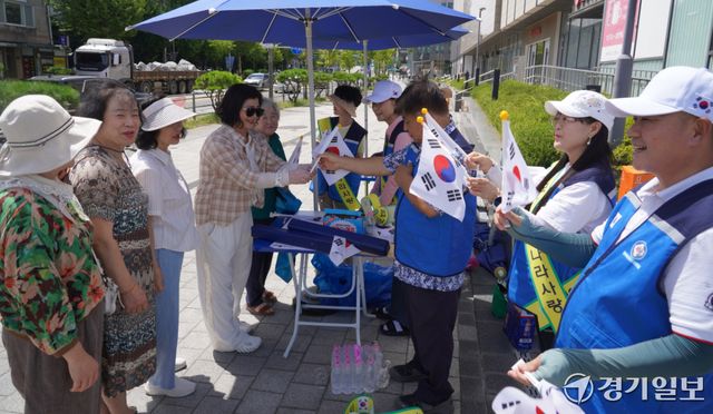 제81주년 광복절을 나흘 앞둔 11일 오전 용인특례시 처인구 더와이스퀘어 앞에서 열린 ‘광복절 맞이 태극기 나눔 행사’에서 민족통일용인시협의회와 용인시재향군인회 관계자들이 시민들에게 태극기를 나눠주고 있다. 이번 행사는 처인구, 수지구, 기흥구에서 일제히 진행됐다. 홍기웅기자