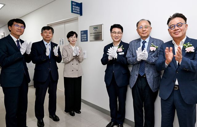 김원기 의정부시장이 11일 을지대학교 의정부캠퍼스에서 홍성희 을지대 총장 등 관계자들과 경기도 지역협력연구센터(GRRC) 현판을 제막한 뒤 기념촬영을 하고 있다. 의정부시 제공