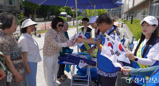 제81주년 광복절을 나흘 앞둔 11일 오전 용인특례시 처인구 더와이스퀘어 앞에서 열린 ‘광복절 맞이 태극기 나눔 행사’에서 민족통일용인시협의회와 용인시재향군인회 관계자들이 시민들에게 태극기를 나눠주고 있다. 이번 행사는 처인구, 수지구, 기흥구에서 일제히 진행됐다. 홍기웅기자