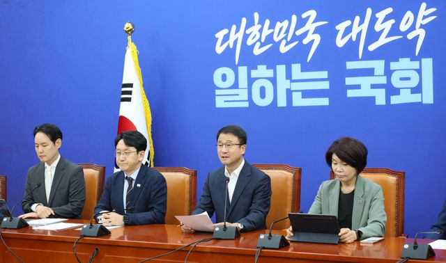 더불어민주당 한병도 당 대표 직무대행 겸 원내대표가 11일 국회에서 열린 원내대책회의에서 발언하고 있다. 연합뉴스