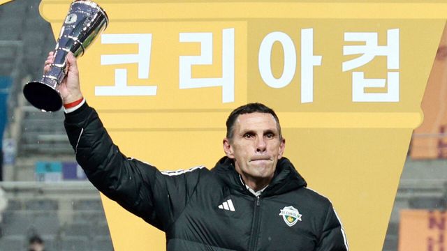 지난해 12월 2025 하나은행 코리아컵 시상식에서 감독상을 수상한 전북의 거스 포옛 감독이 기념촬영을 하고 있다. 연합뉴스