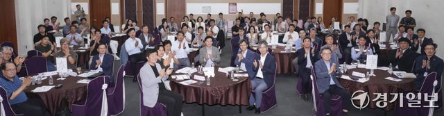 11일 오후 용인특례시청 컨벤션홀에서 열린 '2026 용인 반도체 기업네트워크&amp;투자설명회'에서 이상일 용인특례시장, 참가기업 관계자 등이 기념촬영을 하고 있다. 홍기웅기자