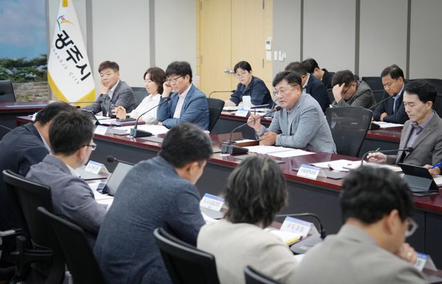 11일 광주시청 비전홀에서 열린 ‘지역상생 TF’ 회의에서 박관열 광주시장과 간부 공무원들이 용인반도체클러스터 용수공급사업에 따른 대응 방안을 논의하고 있다. 광주시 제공