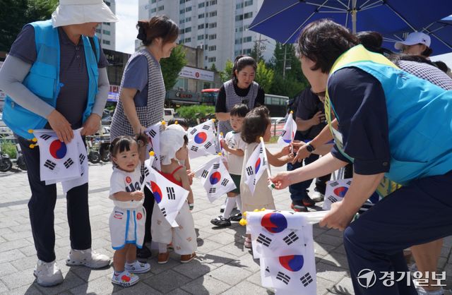 제81주년 광복절을 나흘 앞둔 11일 오전 용인특례시 처인구 더와이스퀘어 앞에서 열린 ‘광복절 맞이 태극기 나눔 행사’에서 민족통일용인시협의회와 용인시재향군인회 관계자들이 시민들에게 태극기를 나눠주고 있다. 이번 행사는 처인구, 수지구, 기흥구에서 일제히 진행됐다. 홍기웅기자