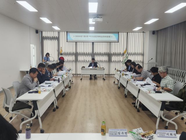 11일 오후 3시 양주시 옥정2동 회의실에서 열린 동두천양주교육지원청 제2회 학교설립계획심의위원회에서 임정모 교육장이 회의를 주재하고 있다. 동두천양주교육지원청 제공