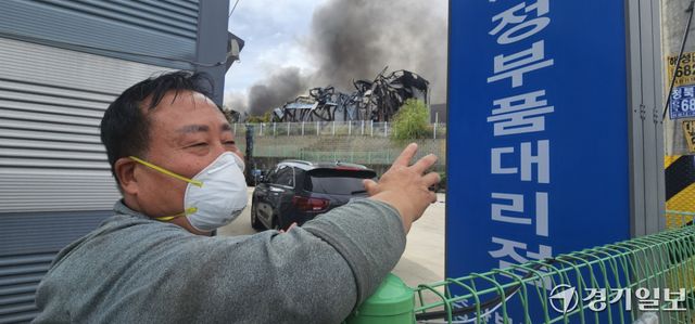 11일 오전 평택시 청북읍 토진리 물류창고 화재 현장에서 바로 옆 사업장을 운영하는 장문재 대표가 당시 화재 상황을 설명하고 있다. 윤동현 기자