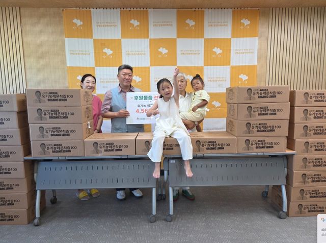 ㈜웰포유 김기수 대표가 양평군종합사회복지관에 물품기부를 했다. 양평군 제공