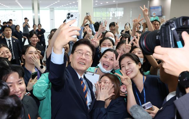 이재명 대통령이 11일 충북 음성 국립소방병원을 방문해 의료진들과 기념촬영을 하고 있다. 연합뉴스