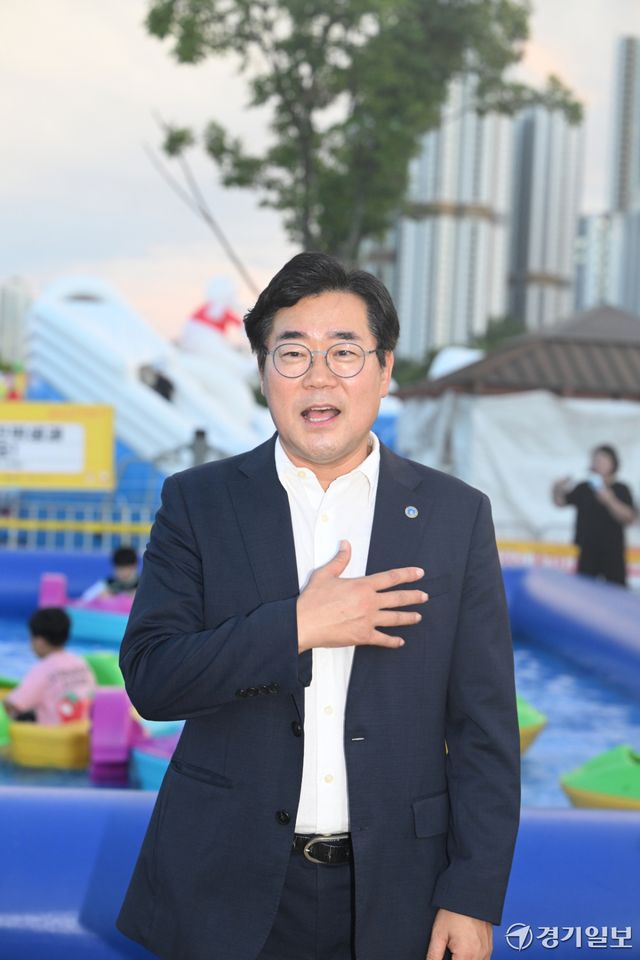 박찬대 인천시장이 최근 인천 송도달빛공원 일원에서 열린 ‘제7회 송도 해변축제’에서 인터뷰를 하고 있다. 조병석기자