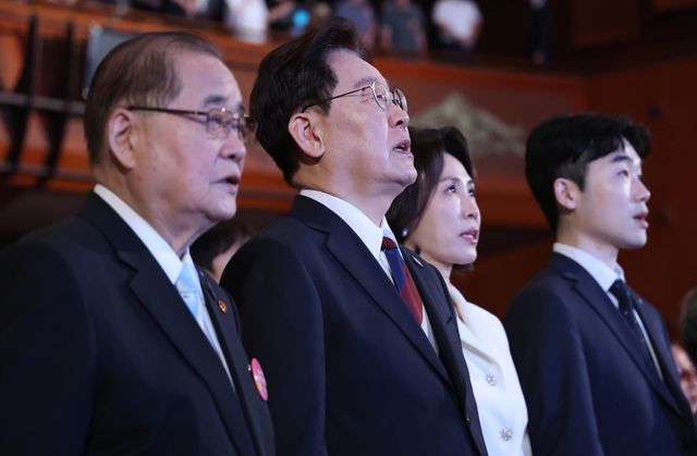 이재명 대통령이 애국가를 제창하는 모습. 연합뉴스
