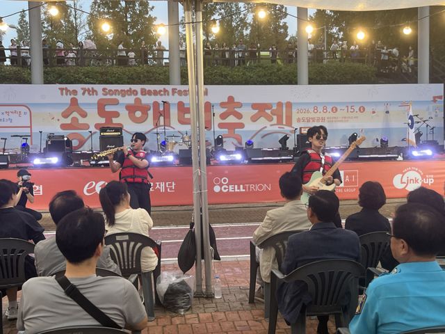 15일 제7회 송도해변축제 폐막식에서 해양경찰청의 ‘해양경찰 퍼포먼스 듀오’가 무대 아래까지 내려와 열정적인 연주를 선보이고 있다. 손신욱기자