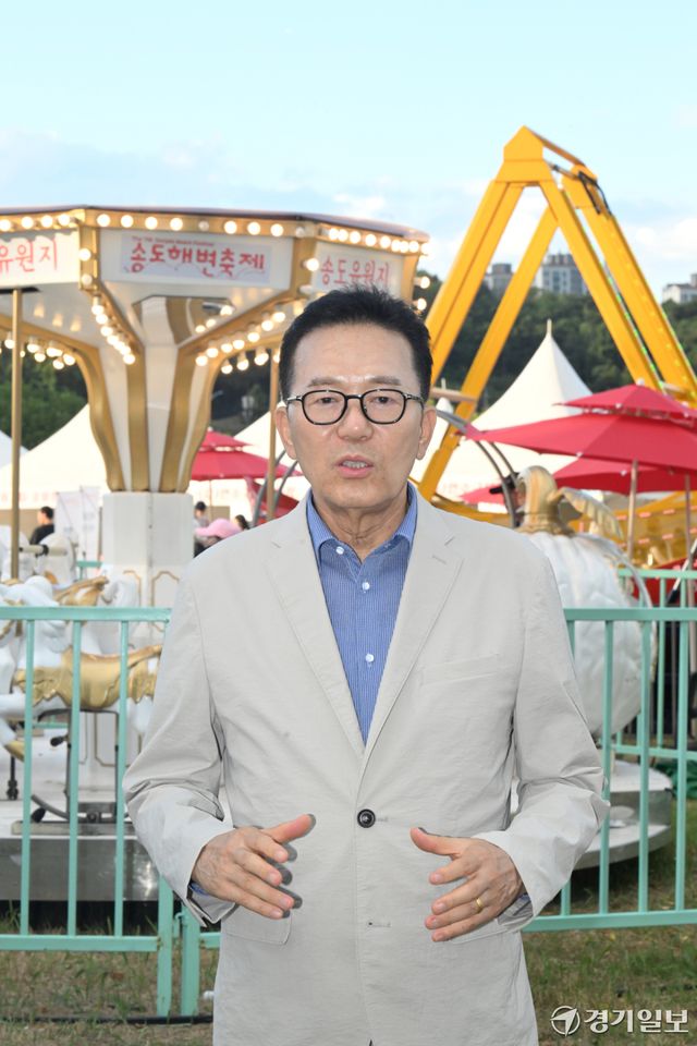 이재호 연수구청장이 최근 인천 송도달빛공원 일원에서 열린 ‘제7회 송도 해변축제’를 찾아 인터뷰를 하고 있다. 조병석기자