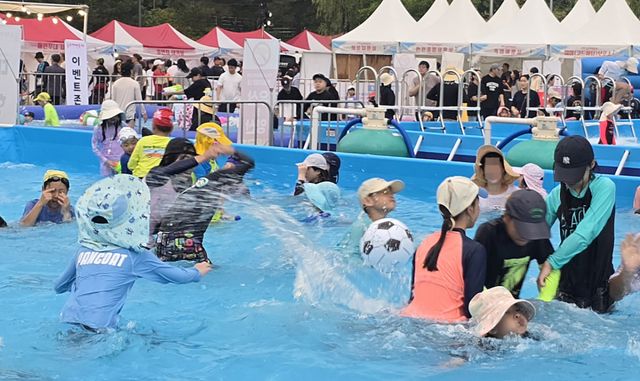 제7회 송도해변축제 마지막 날인 15일 송도달빛축제공원에 마련한 물놀이장에서 어린이들이 마지막 여름을 즐기고 있다. 조병석기자