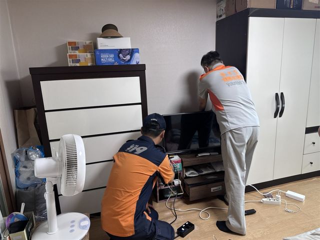 시흥시주거복지센터가 13일 시흥소방서 및 의용소방대와 함께 관내 주거 취약노인 가구를 방문해 노후 멀티탭과 전선 상태 등을 점검했다. 시흥시 제공