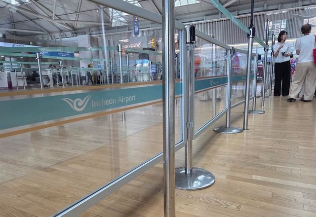 인천공항 제1여객터미널 3층 출국장에 설치한 안전 펜스. 연합뉴스