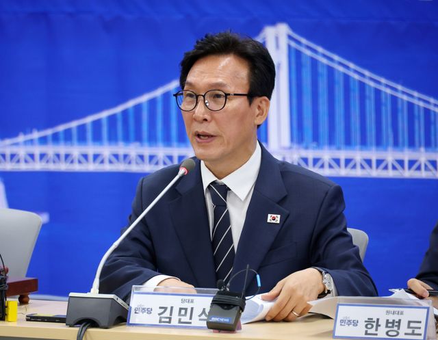 더불어민주당 김민석 대표가 19일 부산 동구 더불어민주당 부산시당에서 열린 부산 최고위원회에서 발언하고 있다. 연합뉴스