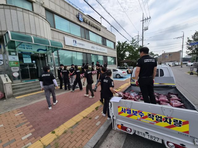 수원월드컵경기장관리재단은 19일 수원특례시 권선구 평동 행정복지센터와 함께 ‘월드컵 드림메이트’ 사회공헌 활동을 진행했다. 재단 제공