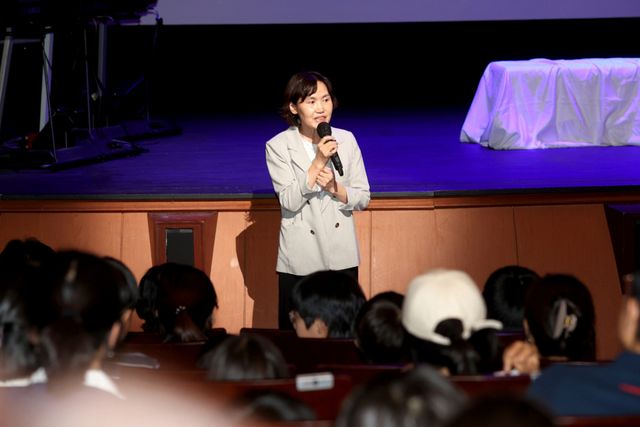최혜민 광명시 부시장이 지난달 30일 광명시민회관에서 열린 가족 오페라 관람 행사에 참석해 인사말을 하고 있다. 광명시 제공