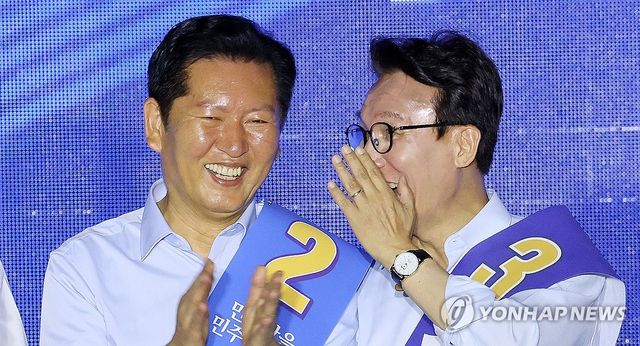 더불어민주당 정청래, 김민석 당 대표 후보가 2일 부산 벡스코에서 열린 민주당 당대표·최고위원 순회경선 합동연설회에서 귀엣말하고 있다. 연합뉴스
