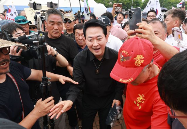 6·3지방선거 투표용지 부족 사태로 촉발된 잠실 개표소 봉쇄 시위가 이어진 지난달 17일 국민의힘 장동혁 대표가 서울 송파구 올림픽공원 핸드볼경기장 앞에서 지지자들에게 인사하고 있다. 연합뉴스