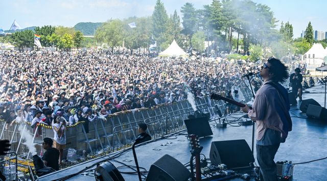 2일 인천 송도달빛축제공원에서 열린 '2026 인천펜타포트 락 페스티벌'에서 봉제인간이 메인 KB스테이지에서 열정적인 공연을 선보이고 있다. 윤원규기자