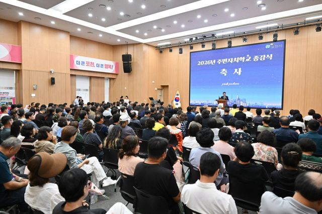 백영현 포천시장이 지난달 30일 포천시청 대회의실에서 열린 ‘2026년 주민자치학교’ 종강식에서 주민자치위원들에게 축사를 하고 있다. 포천시 제공