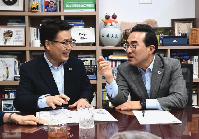 김원기 의정부시장이 지난달 31일 국회에서 박홍근 기획예산처 장관에게 지하철 8호선(별내선) 의정부 연장 사업의 필요성을 설명하고 있다. 의정부시 제공