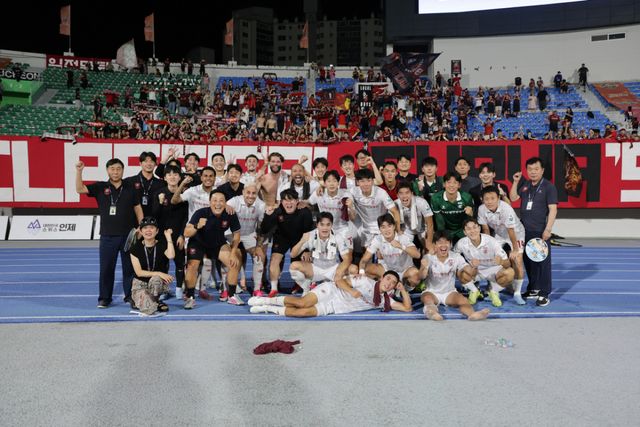 부천FC 선수단이 1일 강릉하이원아레나에서 열린 하나은행 K리그1 2026 21라운드 원정 경기에서 강원을 3대0으로 제압한 뒤 기념촬영을 하고 있다. 한국프로축구연맹 제공