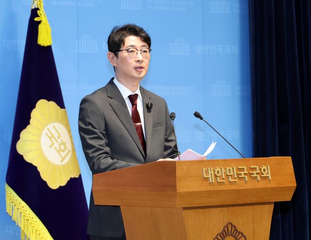 국민의힘 주진우 의원이 2일 국회 소통관에서 기자회견을 열고 지난해 제21대 대선 당시 일부 투표소에서 투표자 수가 정확히 100명씩 증가하거나 일정 시간 동안 한 명도 증가하지 않은 것으로 확인돼 선거관리위원회의 고의 조작이 의심된다고 주장하고 있다. 연합뉴스
