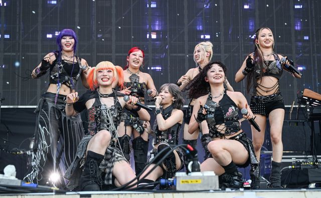 2일 인천 송도달빛축제공원에서 열린 '2026 인천펜타포트 락 페스티벌'에서 7인조 걸그룹 HANA가 메인 KB스테이지에서 열정적인 공연을 선보이고 있다. 윤원규기자