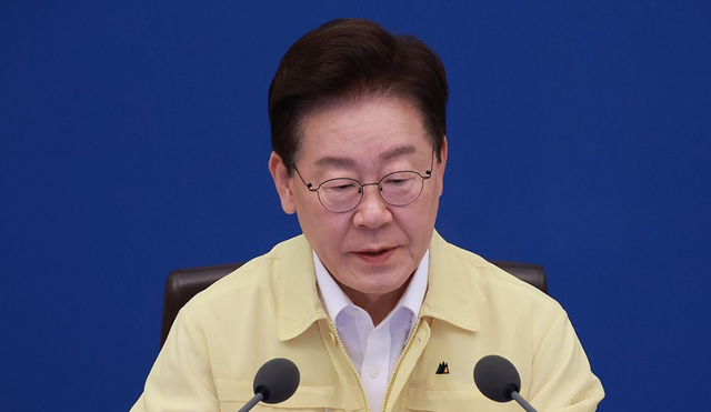 이재명 대통령이 20일 청와대에서 열린 수석보좌관회의 참석해 회의 시작을 기다리고 있다. 연합뉴스