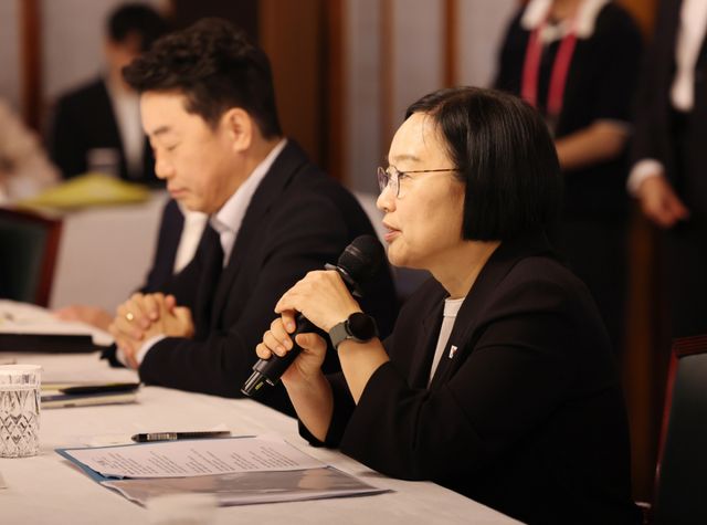 한성숙 국무총리가 23일 서울 종로구 삼청동 총리공관에서 열린 고위당정협의회에서 발언하고 있다. 연합뉴스