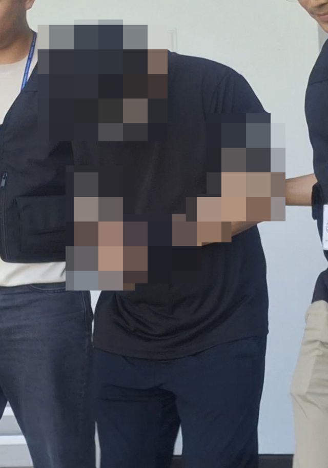 호송차로 이동 중인 실종 허위종결 경장 A씨. 연합뉴스