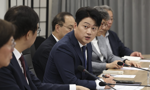 박문성 프로축구 성장위원회 공동위원장이 5월 11일 서울 종로구 국립현대미술관 대회의실에서 열린 프로축구 성장위원회 2차 전체회의에서 인사말을 하고 있다. 연합뉴스