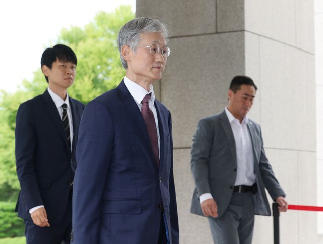 조희대 대법원장이 27일 서울 서초구 대법원으로 출근하고 있다. 연합뉴스