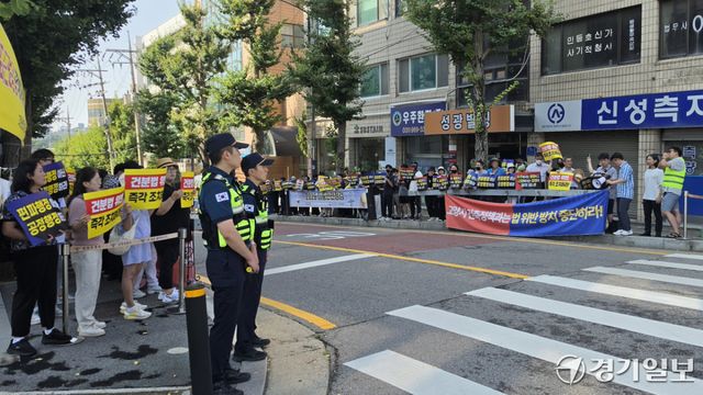 3일 고양시청 앞에서 일산동구 풍동 더샵 일산엘로이 오피스텔 수분양자들이 시행사의 건축물분양법 위반에 대한 과태료 부과를 촉구하며 시위를 벌이고 있다. 신진욱기자