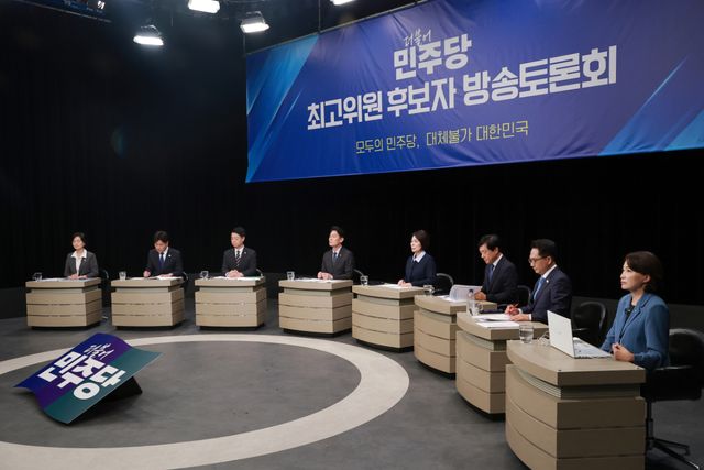 더불어민주당 최고위원 후보들이 3일 경기 부천시 OBS경인TV에서 열린 최고위원 후보자 방송토론회에 참석해 있다. 왼쪽부터 임미애·김용·김영호·한민수·최민희·이성윤·박선원·서미화 후보. 연합뉴스