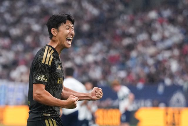 LAFC의 손흥민이 2일 밴쿠버전에서 골을 넣고 기뻐하고 있다. AP=연합뉴스
