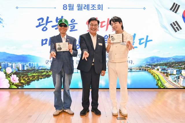 양평군이 유튜버 권석중씨와 가수 겸 작가 이정빈씨를 홍보대사로 위촉한 뒤 기념사진을 촬영하고 있다. 양평군 제공