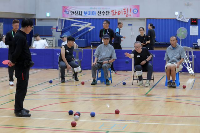 29일 가평군 일원에서 열린 ‘제20회 경기도장애인생활체육대회 2026 가평’ 보치아 경기에서 참가 선수들이 경기에 임하고 있다. 도장애인체육회 제공