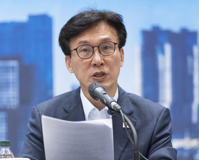 더불어민주당 김민석 대표가 28일 인천시 영종구 인스파이어 리조트에서 열린 최고위원회의에서 발언하고 있다. 연합뉴스